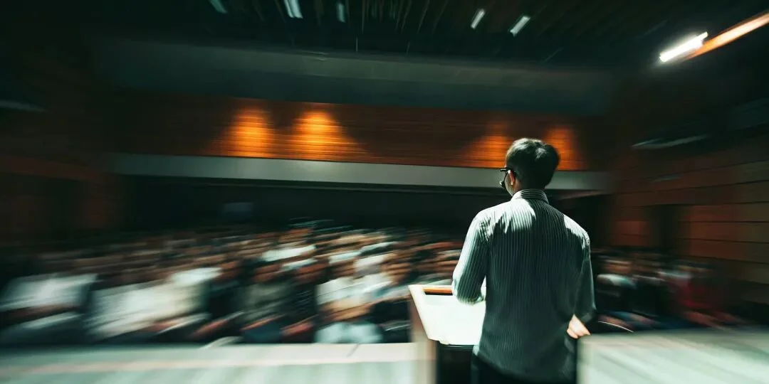 北大分享:不会写代码,他用AI做了五个网站