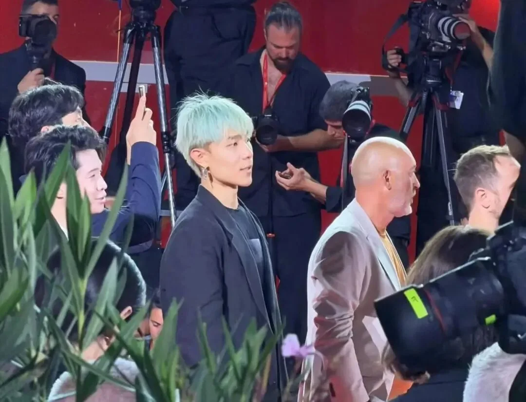 那个拍出神作《牌子》的AI导演，带着他的巅峰之作回来了。